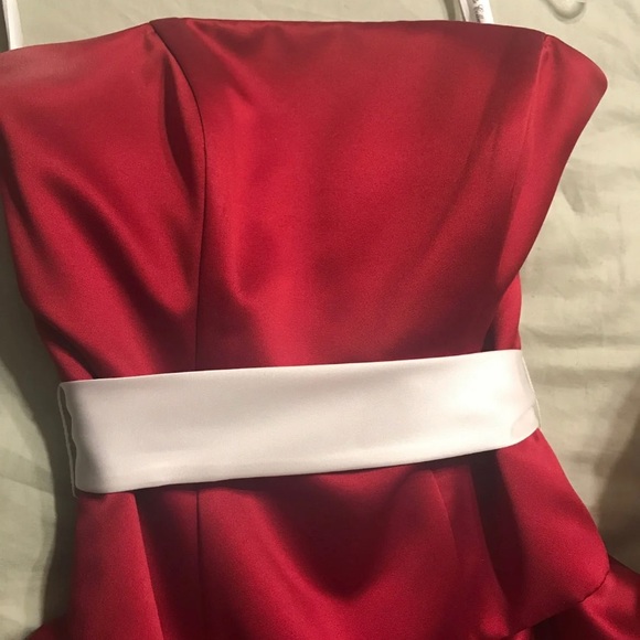 Red dress - Picture 2 of 4